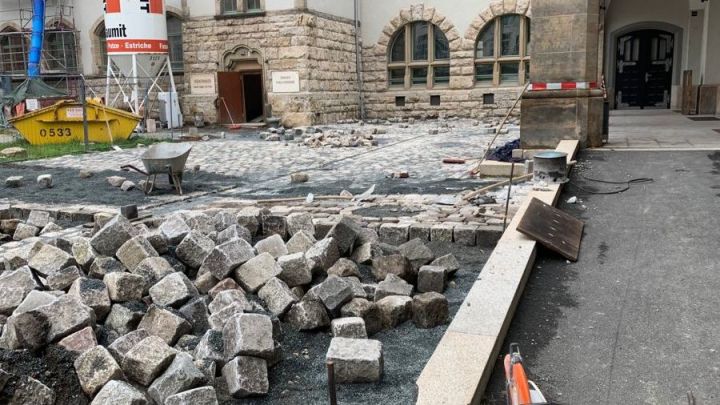 Pflastersteine auf der Baustelle des Volkshaus-Vorplatzes