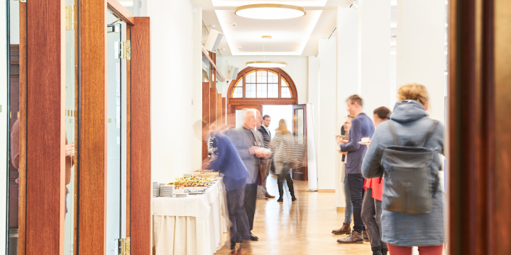 In einem Flur vor den Räumlichkeiten des Volkshauses Jena aufgebautes Buffet, an dem sich Menschen bedienen.  ©JenaKultur, Karoline Krampitz