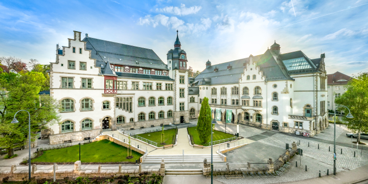 Außenansicht vom Volkshaus Jena, einem schlossähnlichem Gebäude & Turm, mit Vorplatz  ©JenaKultur, André Gräf für Jenaparadies